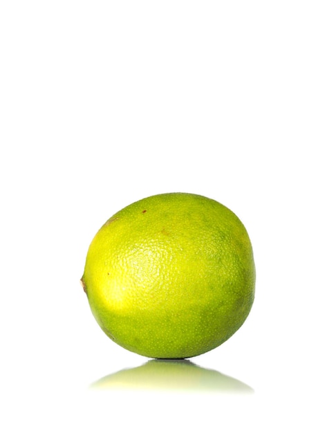 Close-up d'un citron sur fond blanc