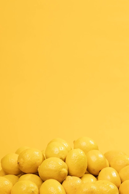 Photo close-up de citrons sur un fond jaune