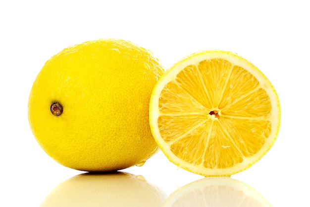 Photo close-up de citrons jaunes frais et de boisson sur un fond blanc