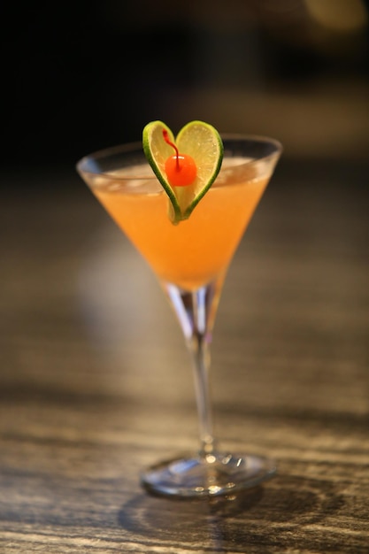 Close-up d'un cocktail sur une table en bois