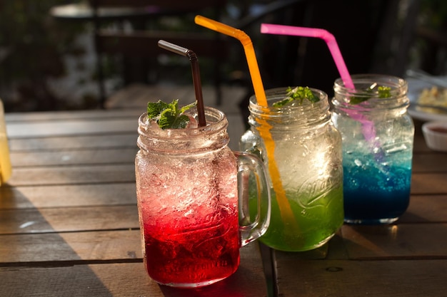 Close-up des cocktails sur la table