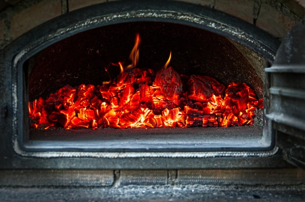 Photo close-up de la combustion du bois dans le poêle