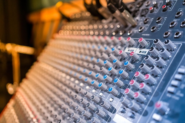 Close up de console de mixage sonore