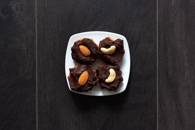 Close-up de cookies vegan avec crème au chocolat, amande et noix de cajou
