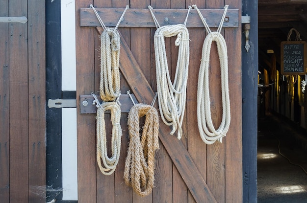 Photo close-up d'une corde attachée au bois