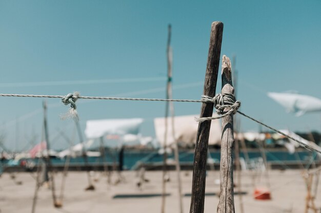 Photo close-up d'une corde à linge en bois sur la plage contre le ciel