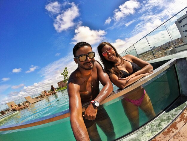 Close-up d'un couple dans une piscine sur le toit