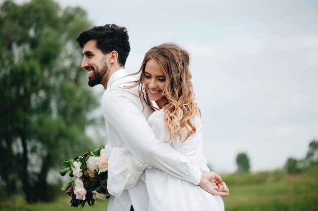 Close-up d'un couple s'embrassant contre le ciel