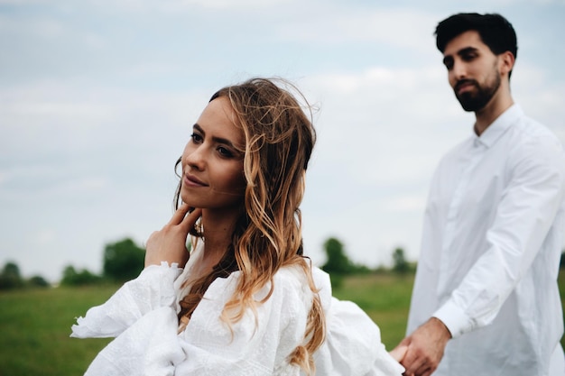 Photo close-up d'un couple se tenant par la main contre le ciel