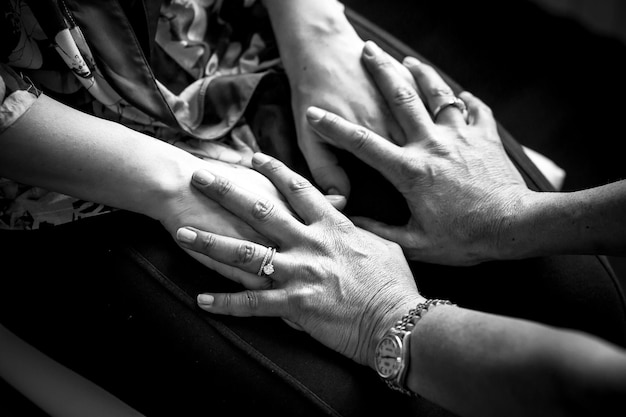 Close-up d'un couple se touchant les mains