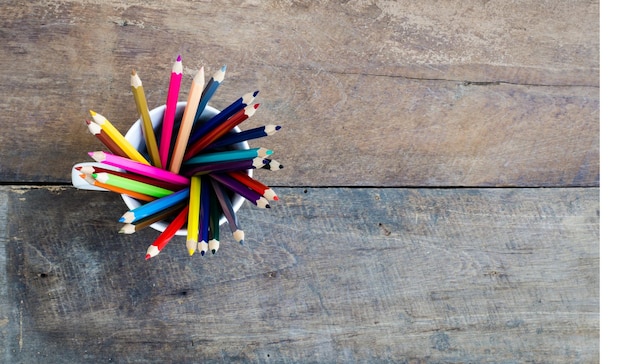 Close-up de crayons de couleur dans l'organisateur de bureau sur la table