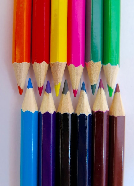Close-up de crayons de couleur sur fond blanc