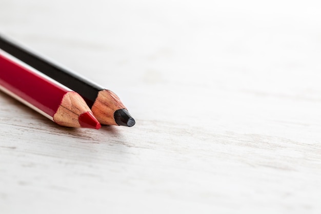 Close-up de crayons de couleur sur une table en bois