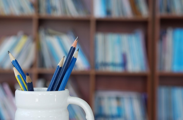 Close-up des crayons dans l'organisateur de bureau