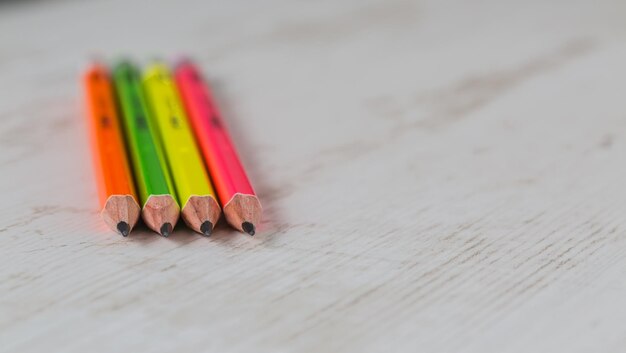 Photo close-up des crayons sur la table