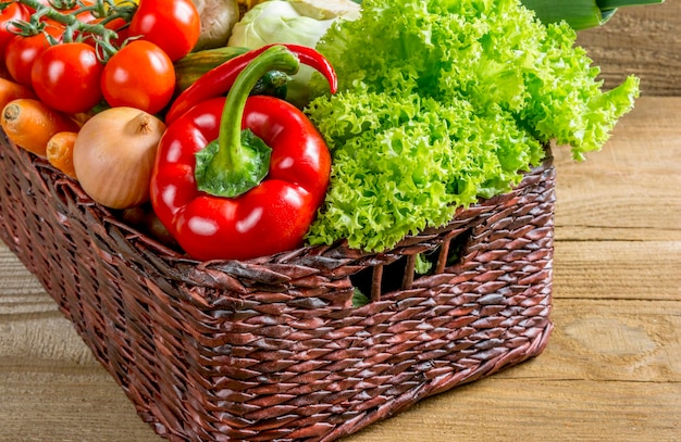 Close-up de crudités dans un panier en osier