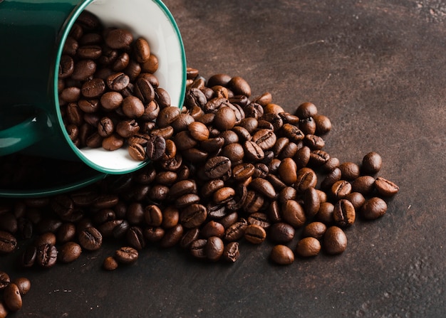 Photo close-up cup renversé avec des grains de café