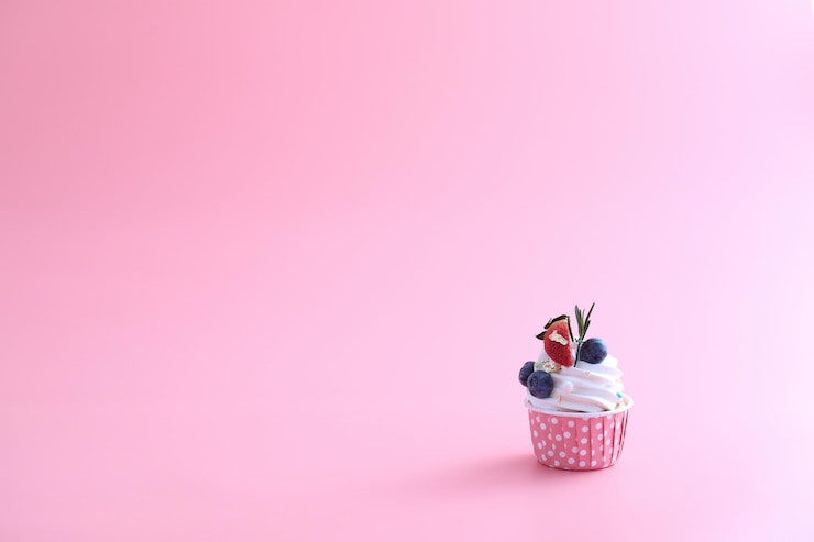 Photo close-up de cupcakes sur fond rose sur fond blanc