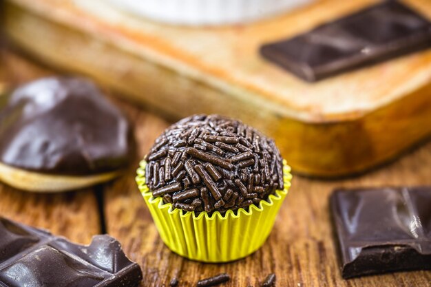 Photo close-up des cupcakes sur la table