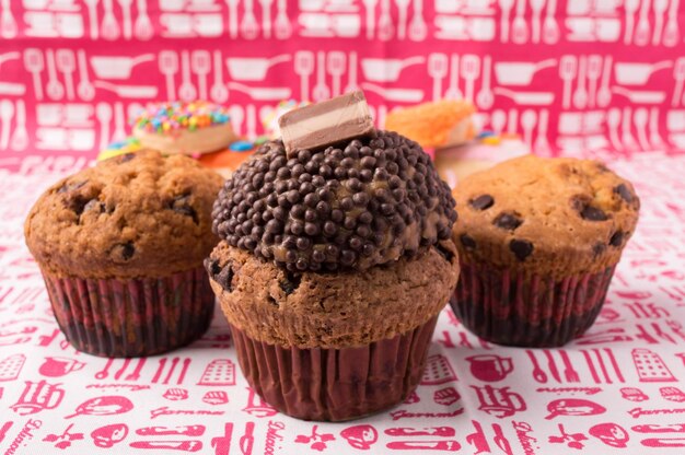 Photo close-up des cupcakes sur la table