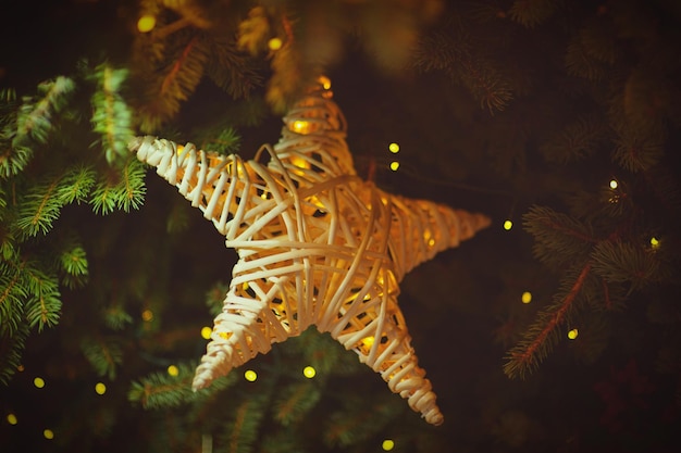 Photo close-up de la décoration en forme d'étoile suspendue à l'arbre de noël