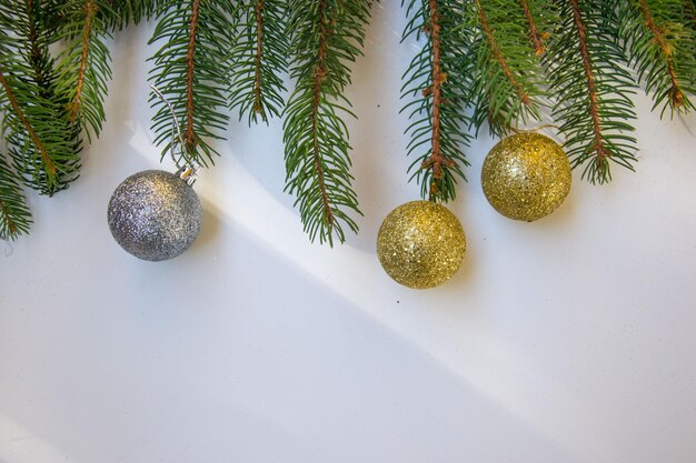 Close-up de la décoration de Noël accrochée à l'arbre