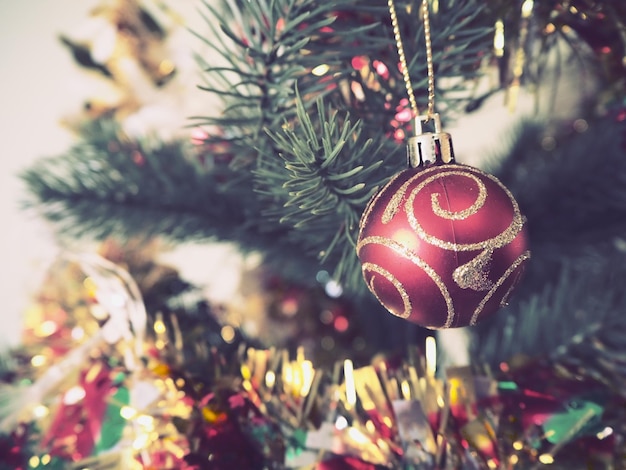 Photo close-up de la décoration de noël accrochée à l'arbre