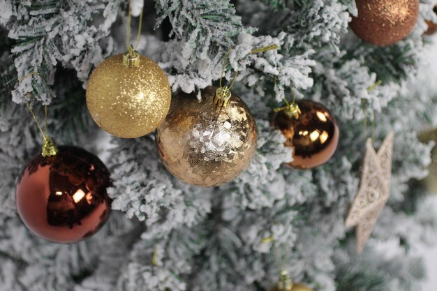 Close-up de la décoration de Noël accrochée à l'arbre