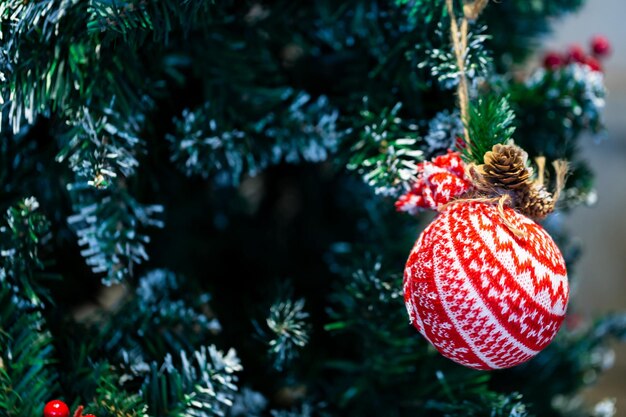 Close-up de la décoration de Noël accrochée à l'arbre