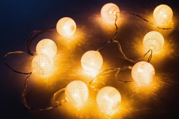 Close-up de la décoration de Noël illuminée sur la table