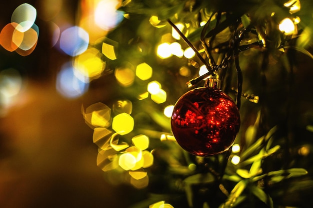 Close-up de la décoration de Noël suspendue à l'arbre