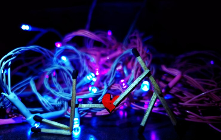 Photo close-up de décorations d'allumettes contre des lumières de chaîne éclairées la nuit