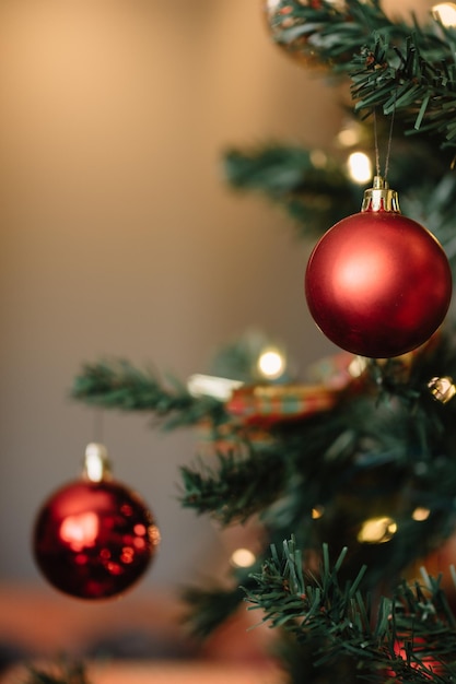 Close-up des décorations de Noël accrochées à l'arbre