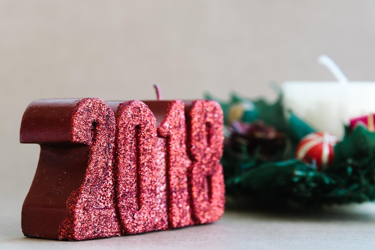 Photo close-up des décorations de noël sur un fond gris