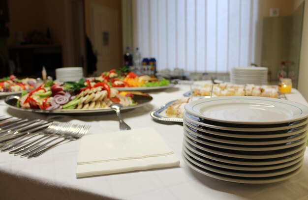 Photo close-up de délicieux aliments frais et sains sur la table lors d'une conférence de presse et d'un congrès