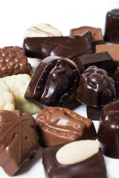 Photo close-up de divers chocolats sur un fond blanc