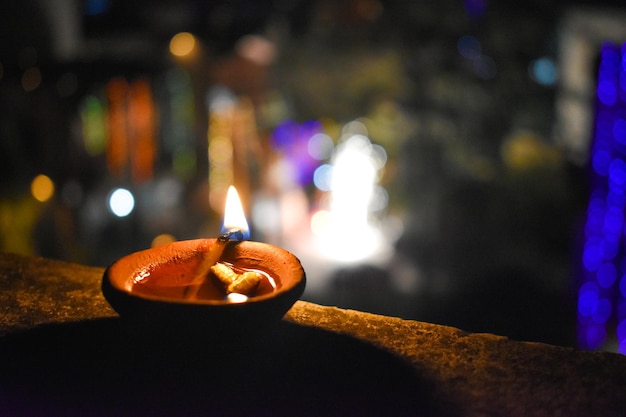 Close-up d'une diya illuminée pendant le Diwali