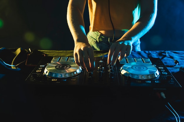 Photo close-up dj equipment on table