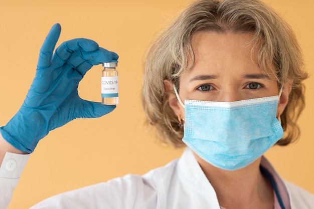 Photo close up doctor holding flacon de vaccin