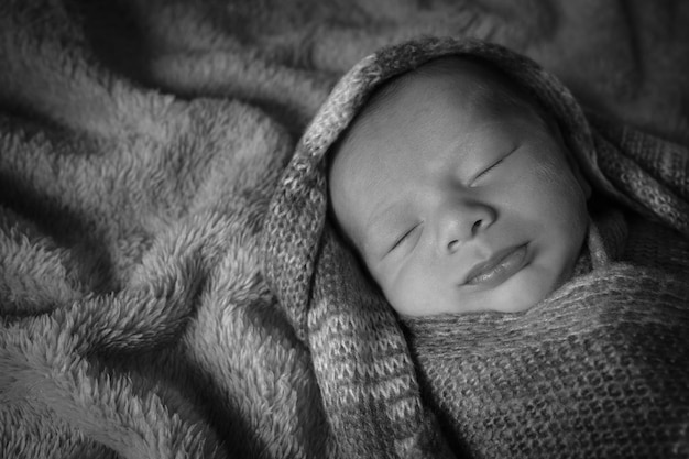 Close-up du bébé endormi dans le lit