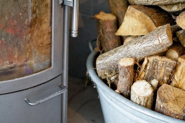 Photo close-up du bois de chauffage dans un récipient métallique