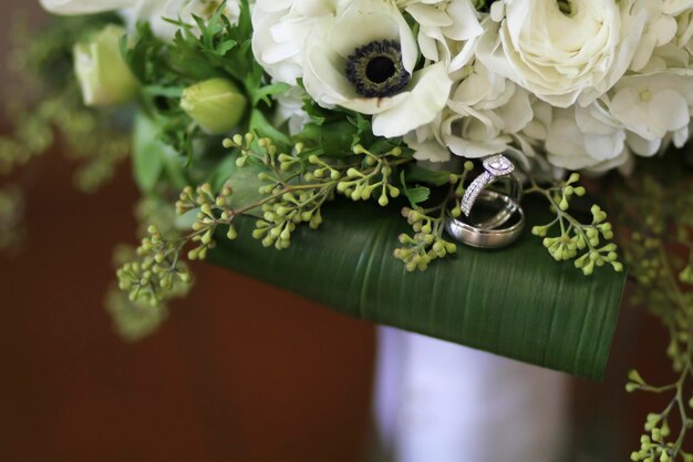 Close-up du bouquet de roses et des bagues de mariage