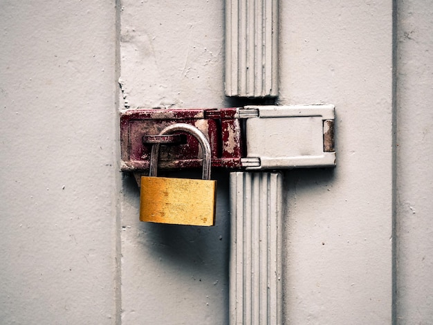 Close-up du cadenas sur la porte blanche