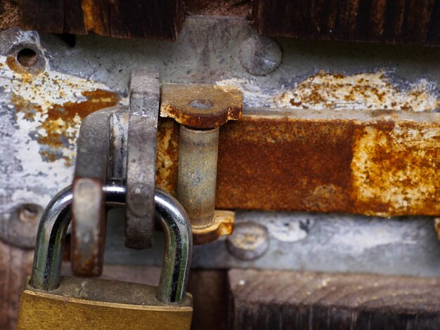 Close-up du cadenas sur une porte métallique rouillée