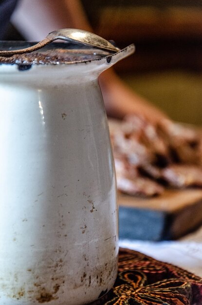 Photo close-up du café sur la table