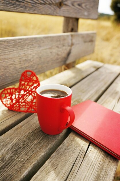 Photo close-up du café sur la table