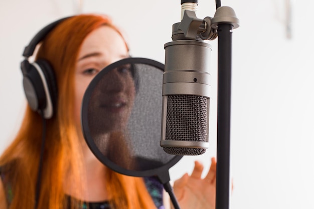Photo close-up du chanteur chantant une chanson en studio
