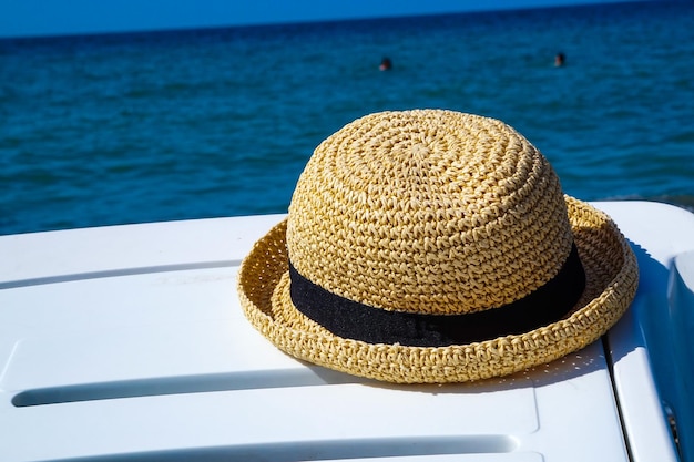 Close-up du chapeau sur la plage