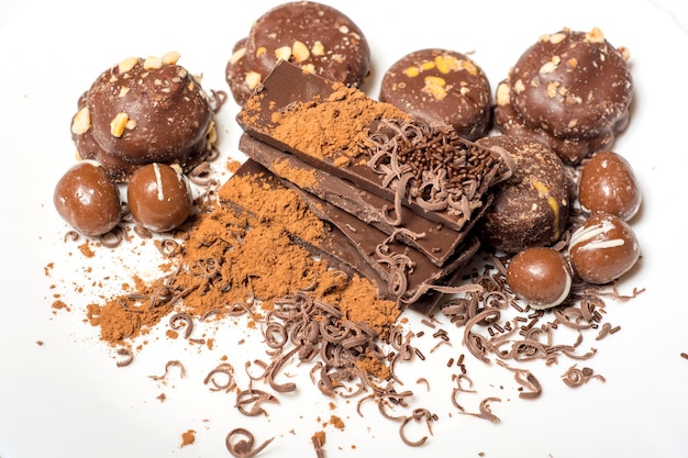 Close-up du chocolat sur fond blanc
