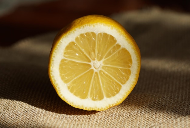 Close-up du citron sur le drap
